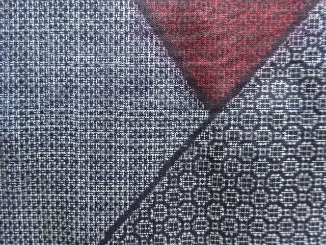 アンティーク　幾何学模様織出し本場正藍泥染大島紬着物（割り込み絣）